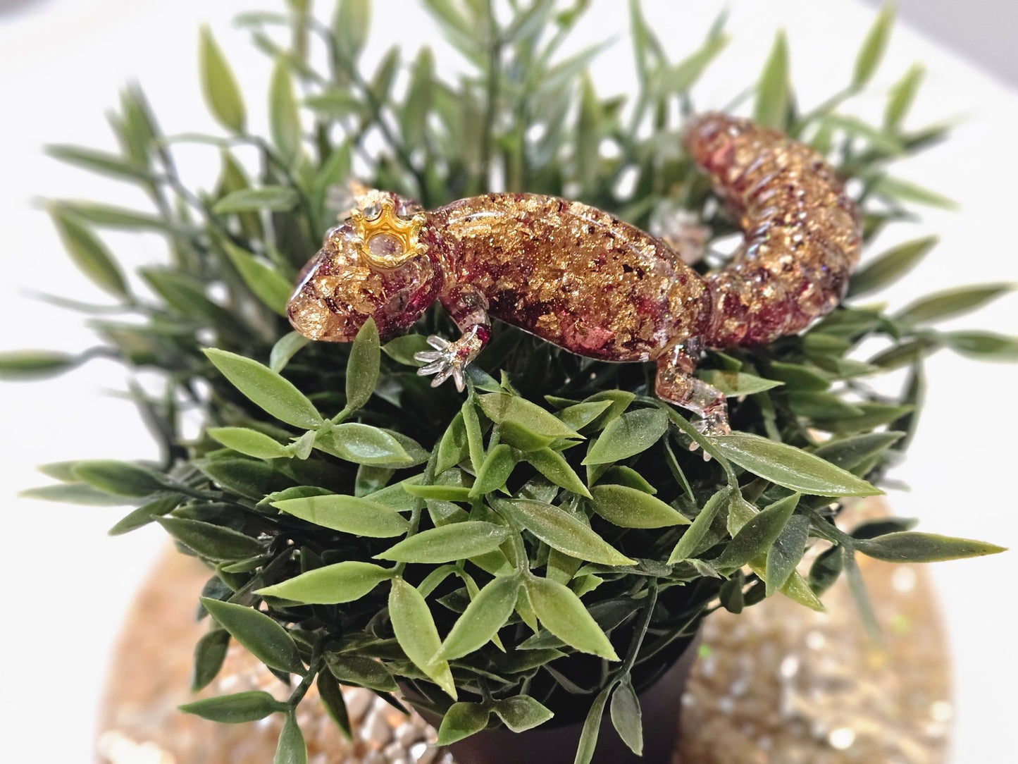 Resin fat tail Gecko in dried roses and Gold foil