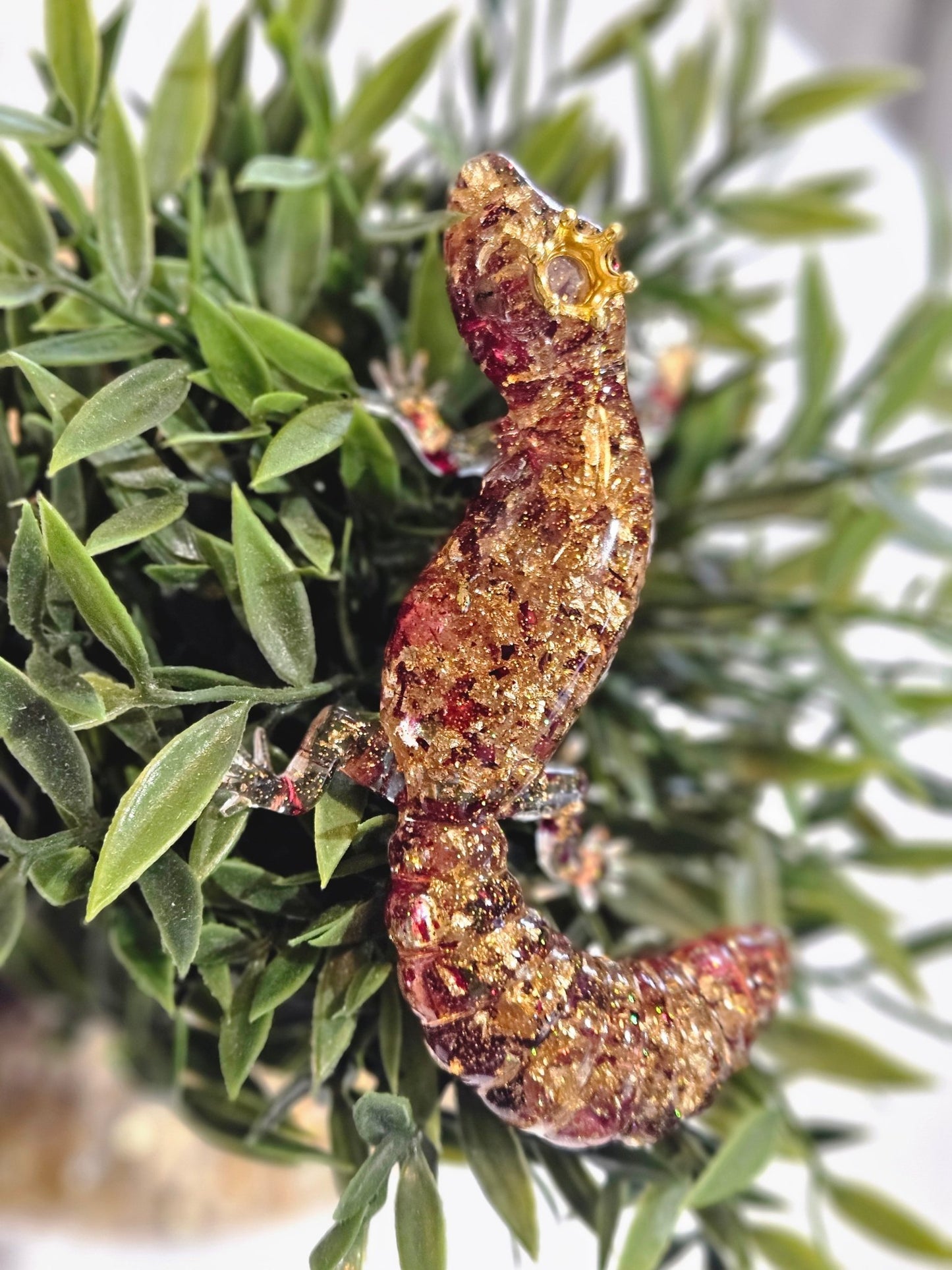 Resin fat tail Gecko in dried roses and Gold foil