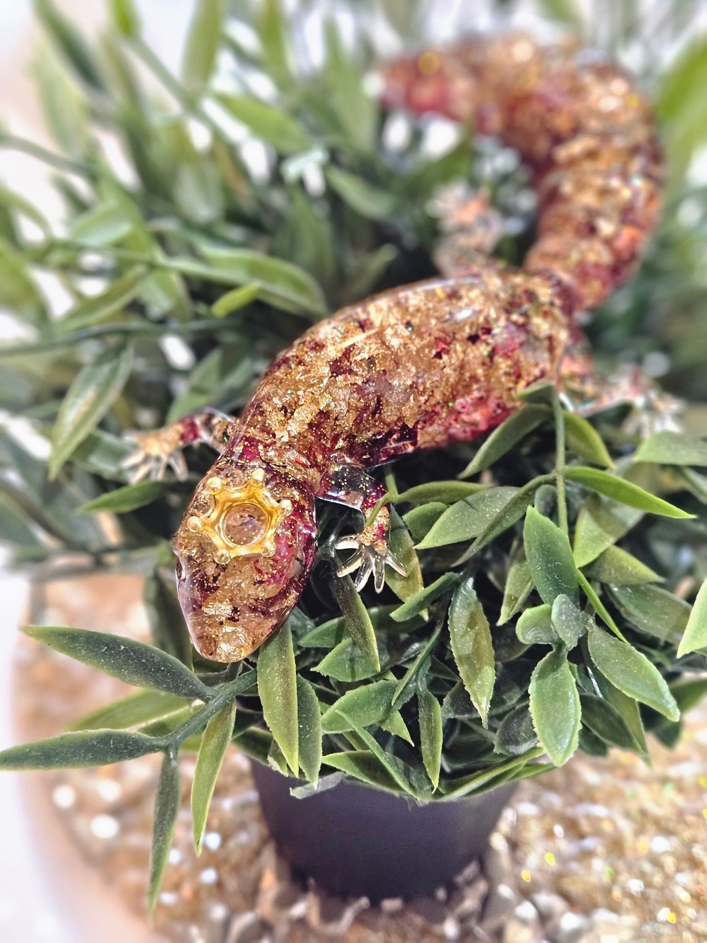 Resin fat tail Gecko in dried roses and Gold foil