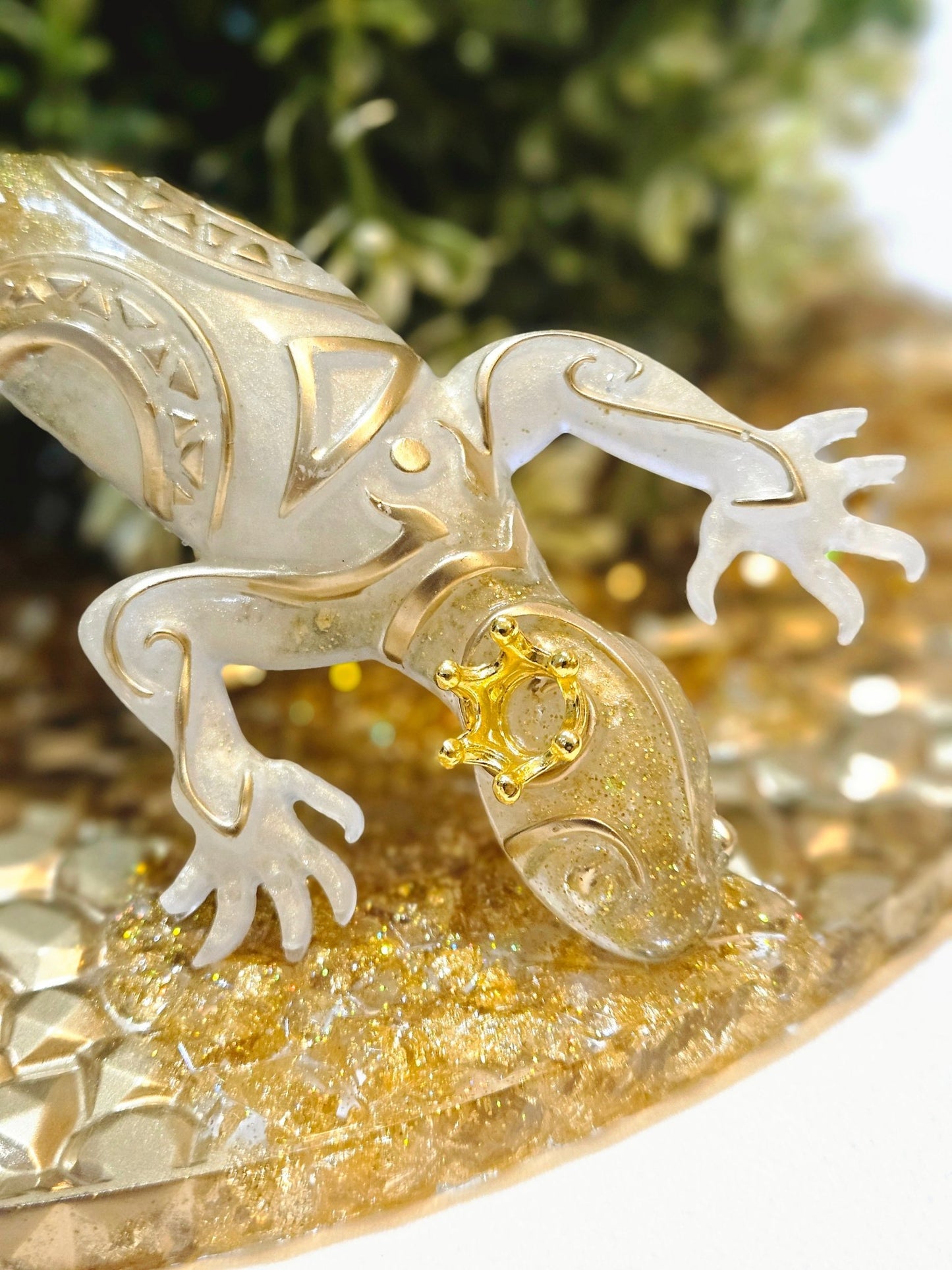 Resin Tribal Gecko in Pearl, Gold foil and Glitter